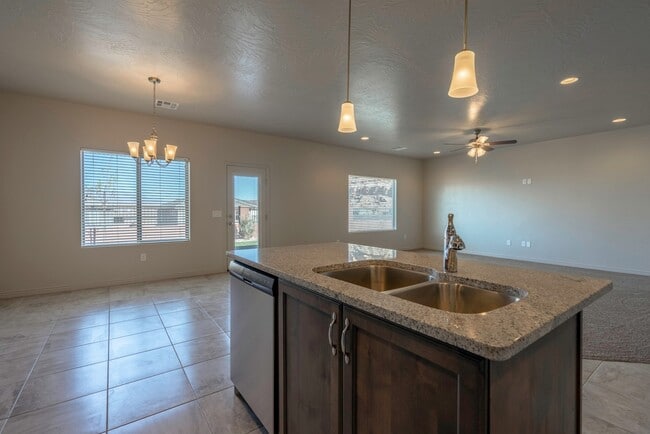 Building Photo - 4 bedroom 2 Bath Home in Desert Edge Cove - RV parking!