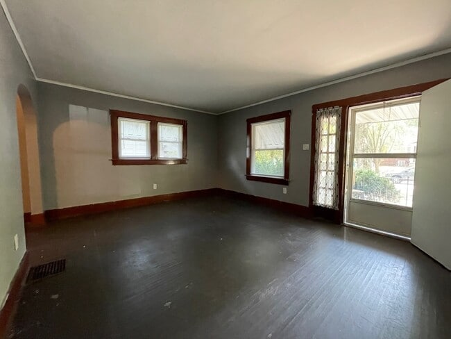 Building Photo - 1094 E Clay St