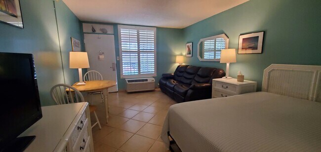 Building Photo - 2555 Tamiami Trl N