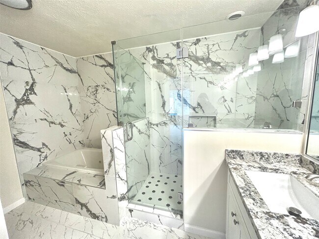 Building Photo - 16319 Chimneystone Dr