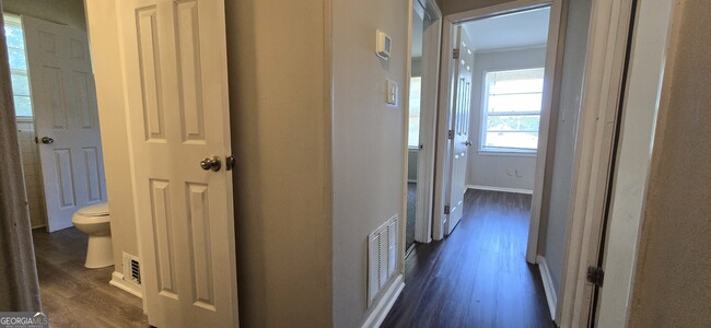 Building Photo - 422 Windsor Dr
