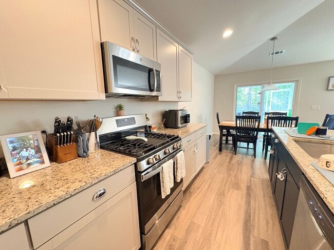 Building Photo - Welcome To Heritage New River Side