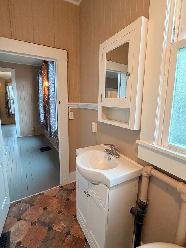 Building Photo - 3356/3372/3376 Franklin Ave.