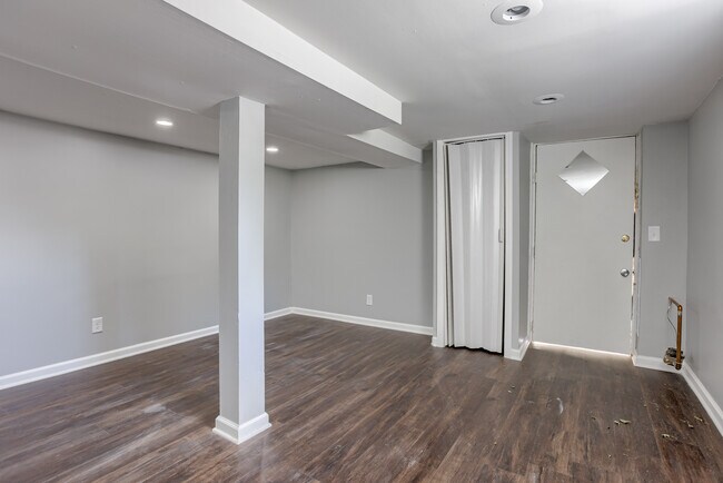 Building Photo - 1240 S 15th St