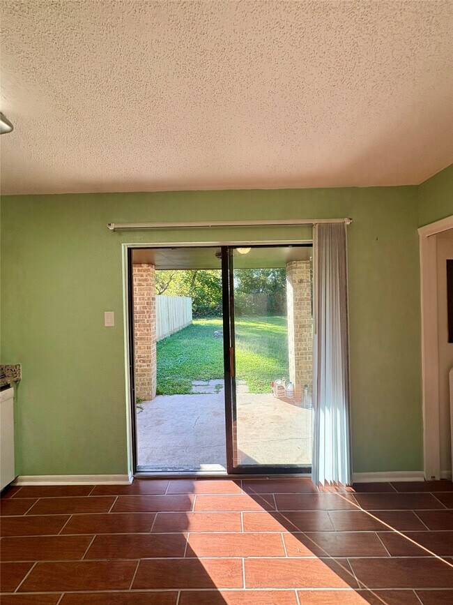 Building Photo - 7014 Troy St