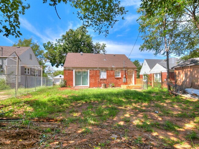 Building Photo - 4326 N Blackwelder Ave