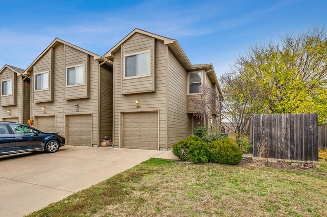 Building Photo - Spacious 3 bedroom 1 1/2 bath townhouse in...