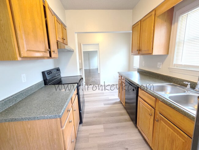 Building Photo - 2100 E 58th St