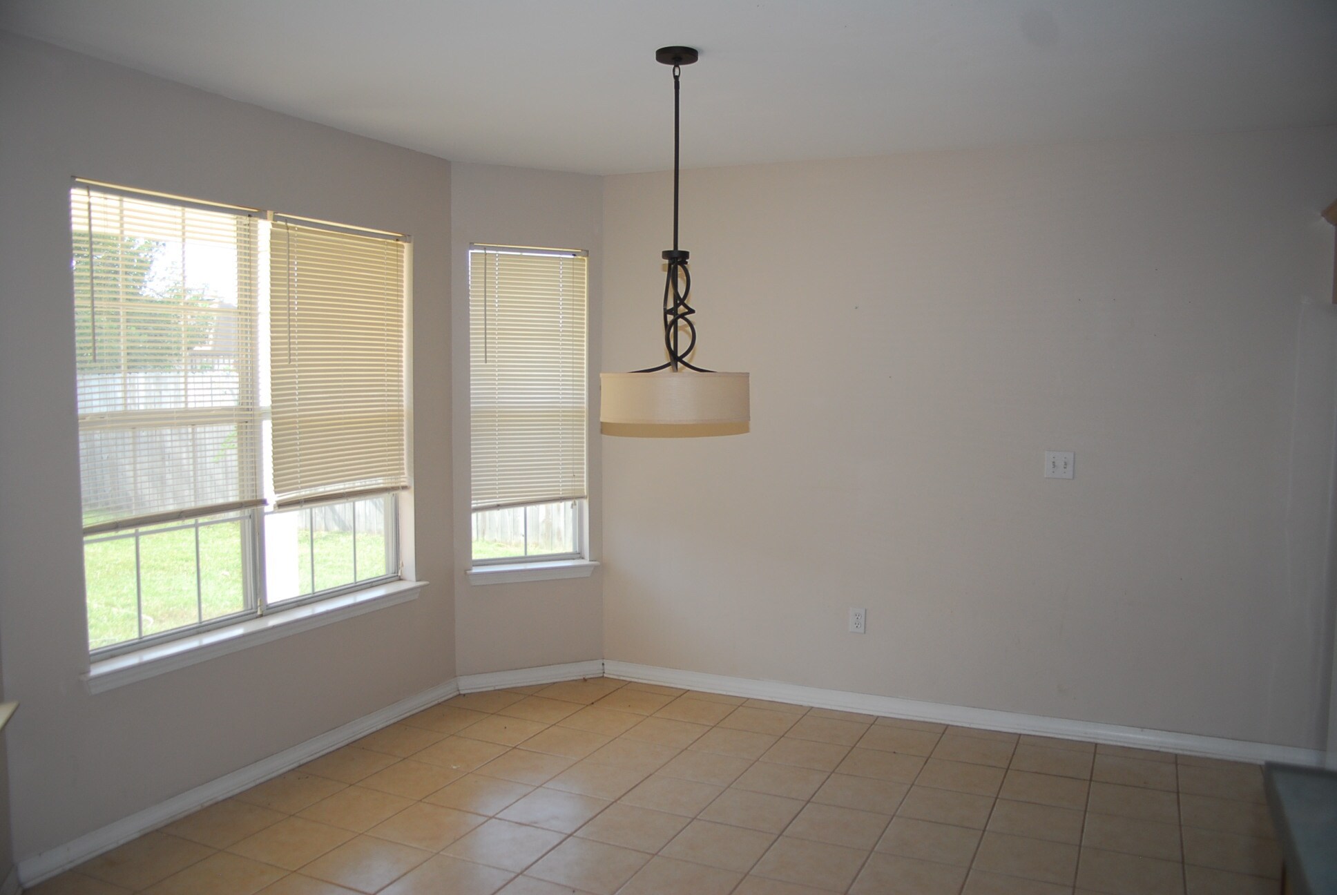 Building Photo - 17336 Meadowbrook Dr