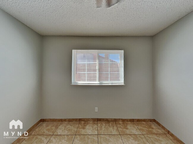 Building Photo - 320 Palo Verde Dr