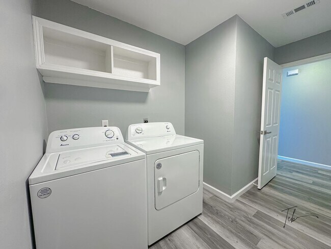 Building Photo - Available Now! 3 Bedroom, 2 Bathroom in Prime Bentonville Location, w/ Garage and Fenced-in Backy...