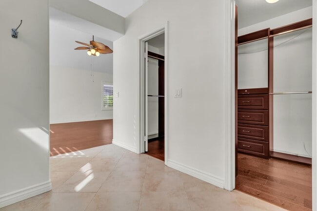 Building Photo - 2101 Vallejo Dr