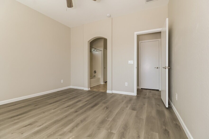 Building Photo - 709 E Whyman Ave