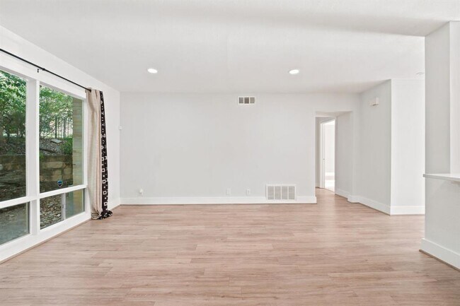 Building Photo - 5332 Balcones Dr