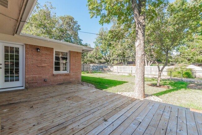 Building Photo - Renovated 3 Bed / 2 Bath Brick Home with 2-Car Garage & Fenced Yard in North Temple