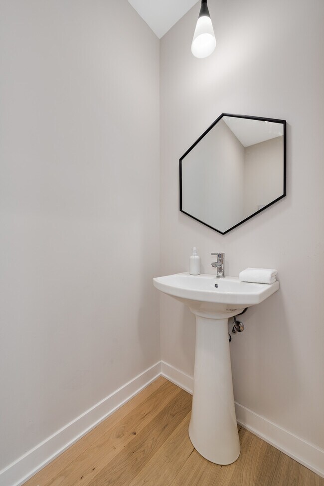 Building Photo - 1631 N Lawndale Ave