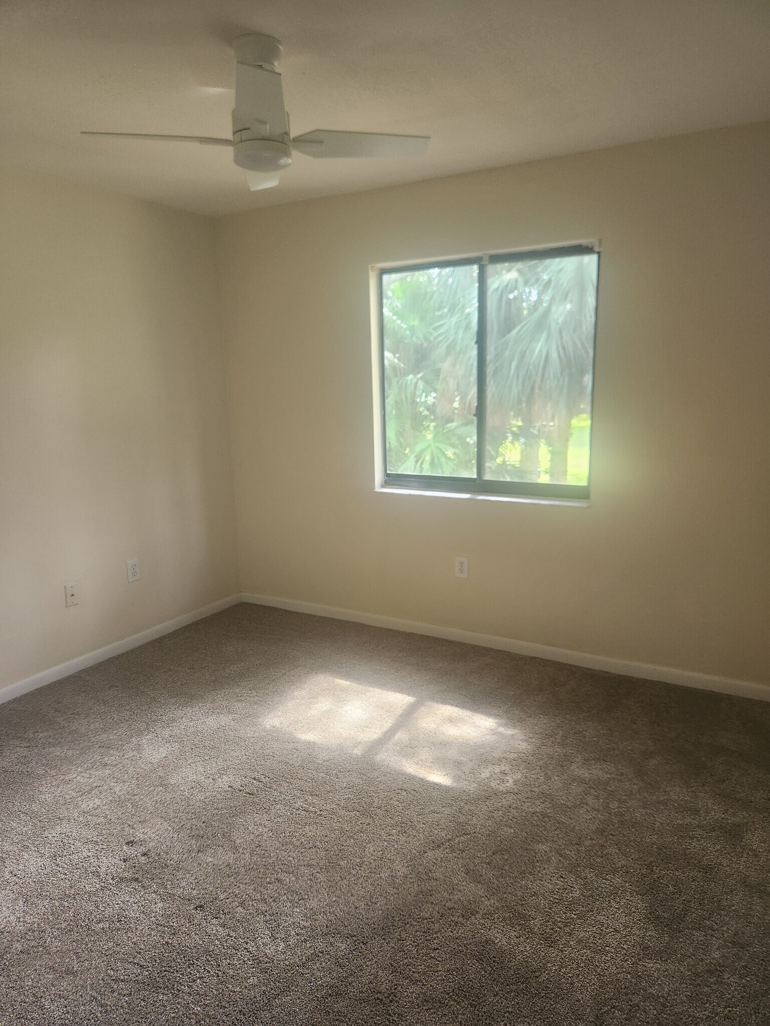 Building Photo - 2216 Flower Tree Cir
