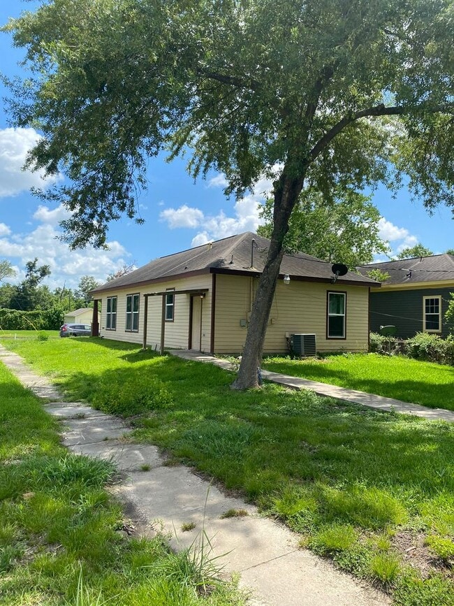 Building Photo - Charming 2 BR / 2 BA Beaumont home — updat...