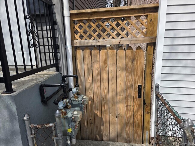 Building Photo - 42 Hasbrouck St