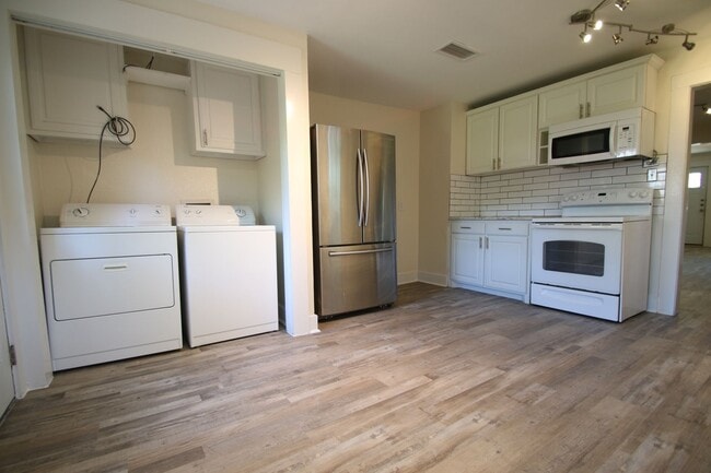 Building Photo - (("Wake Up in a Home YOU Love")) 2/2 STUNNING House Close to Exciting Downtown Fort Worth! An ABS...