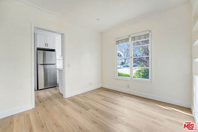 Building Photo - 168 S Elm Dr