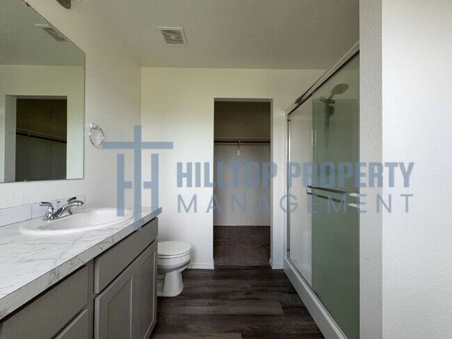 Building Photo - Beautiful 3 Bed, 2.5 Bath