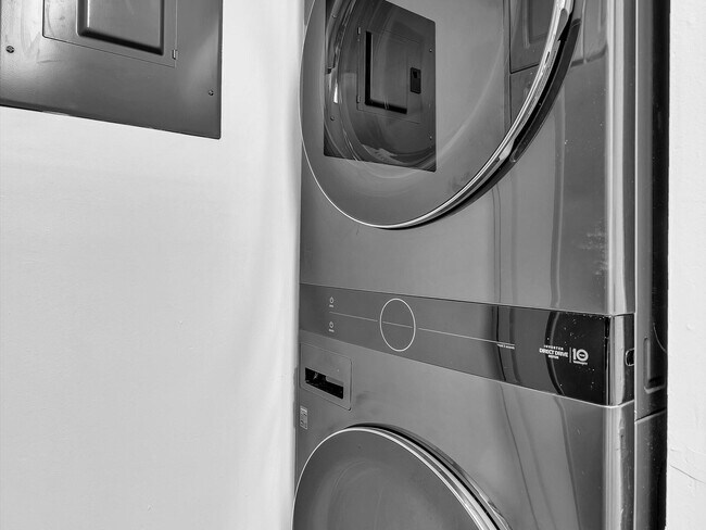 Building Photo - 220 Lakeview Dr