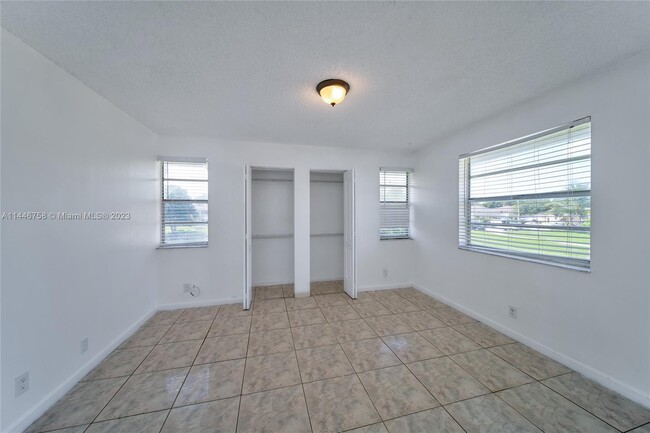 Building Photo - 9962 Twin Lakes Dr