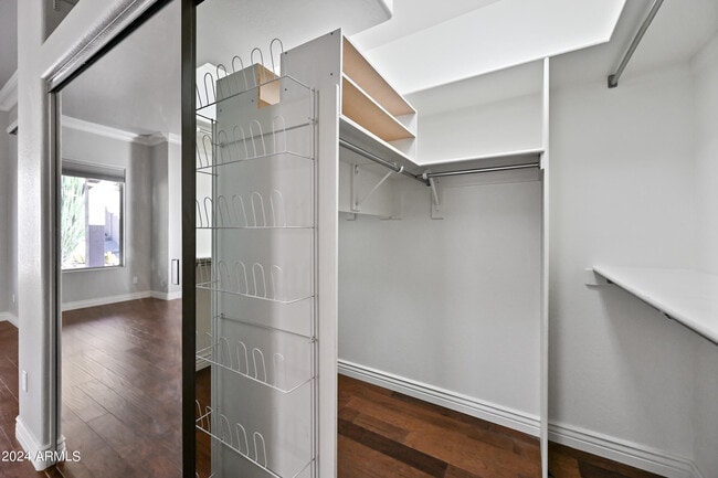 Building Photo - 6520 W Robin Ln