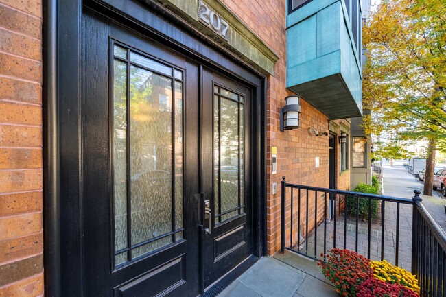 Building Photo - 207 2nd St