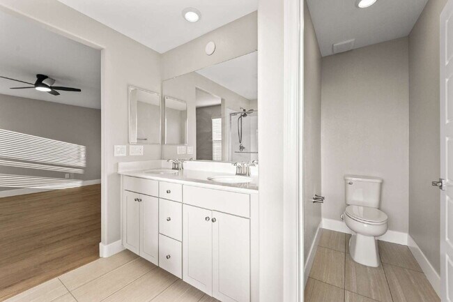 Building Photo - Beautiful two-story home with a bright open floor plan and modern finishes throughout. The spacio...