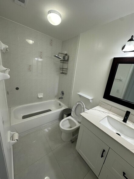 Master bedroom bathroom - 8851 NW 119th St