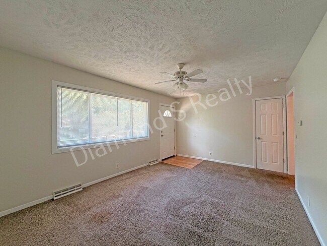 Building Photo - Charming 3-Bedroom in Southeast Springfield Location!