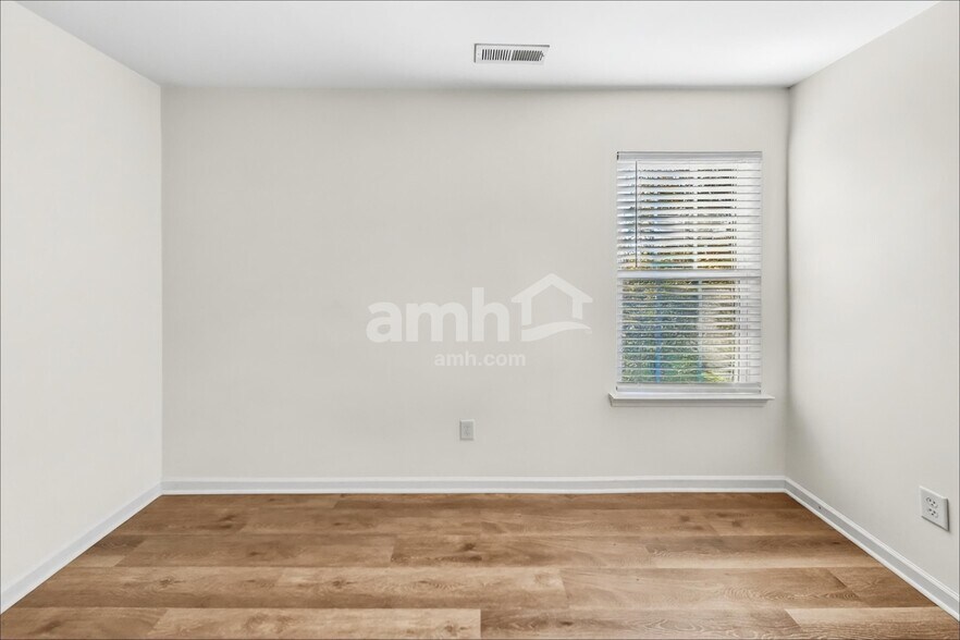 Building Photo - 1042 Vanguard Dr