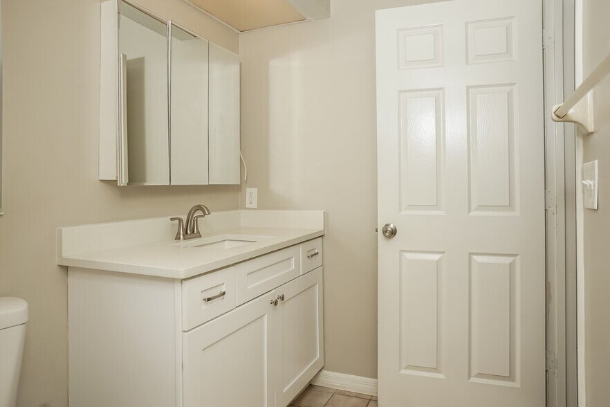 Building Photo - 5785 Colonial Oaks Blvd