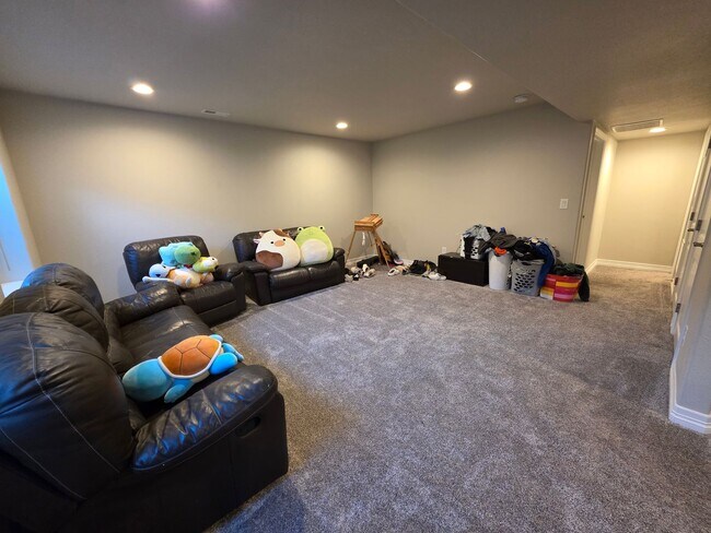 Building Photo - Fully Finished Corner-Lot Home with Mounta...