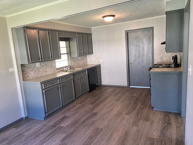 Building Photo - Remodeled Unit Available Now!