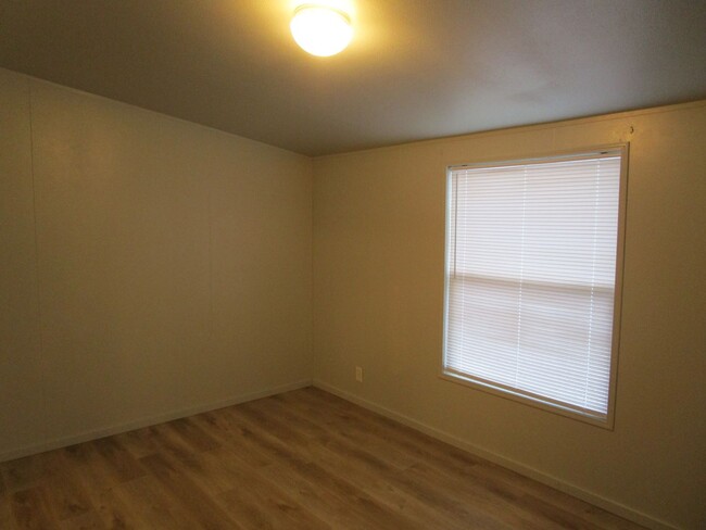 Building Photo - 3 Bedroom, 2 Bathroom Updated Home South o...