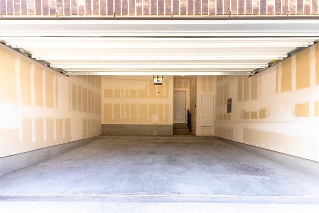 Building Photo - 605 W South St