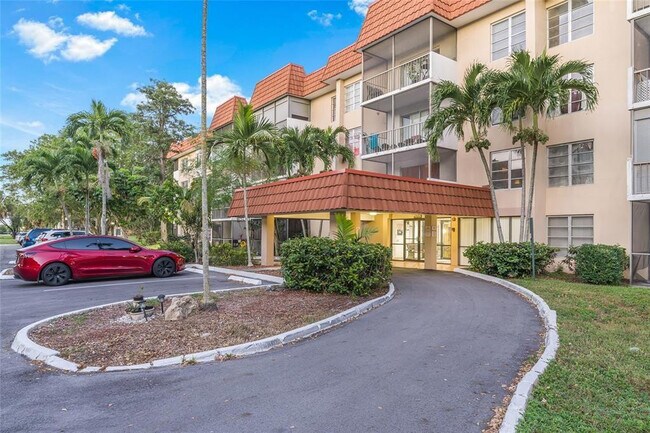 Building Photo - 4166 Inverrary Dr