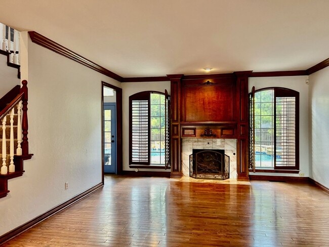 Building Photo - Oak Tree with a pool!!