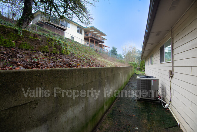 Building Photo - 429 Stoneway Dr NW