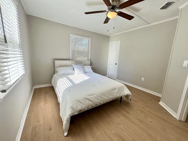Building Photo - Renovated 2 Bedroom Jacksonville Heights D...