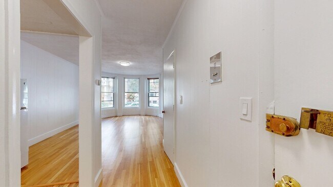 Building Photo - 513 Beacon St