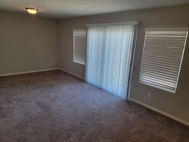 Building Photo - 5 bedroom 3 story home with beautiful remo...