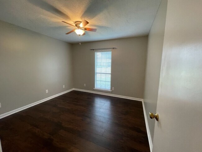 Building Photo - 1604 Queen Elizabeth Ct