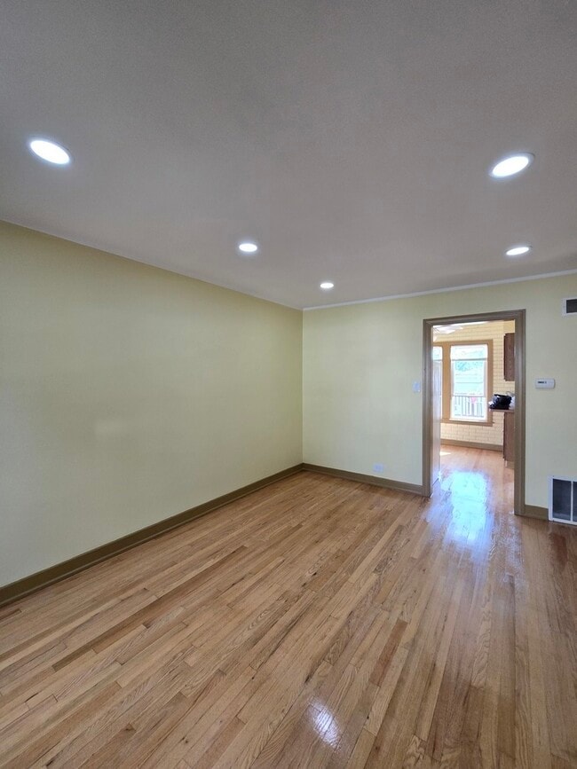 Building Photo - 5157 W Ainslie St