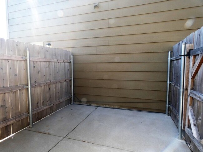 Building Photo - 1552 S Goebel Cir