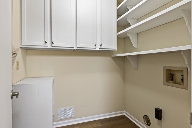 Building Photo - 2107 Hamilton Pl S