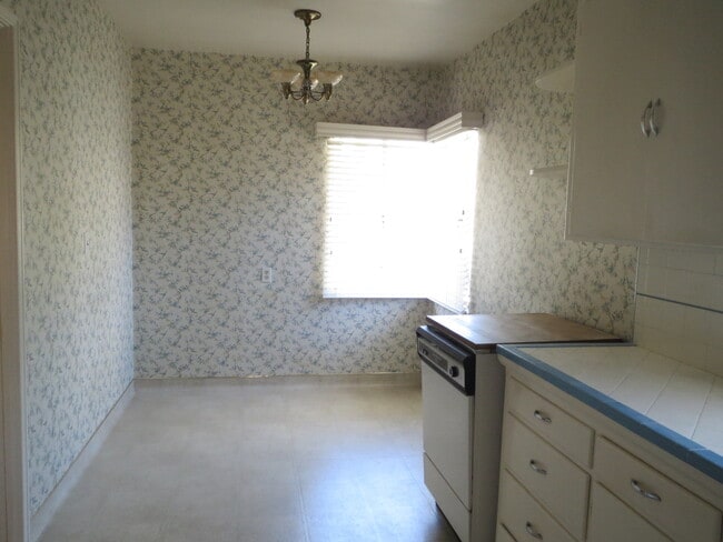 Building Photo - Cute Fresno High home, hardwood floors & more!